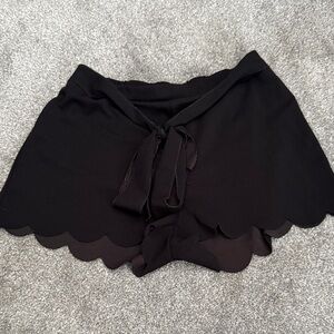 SHEIN Black Scalloped Hem Shorts